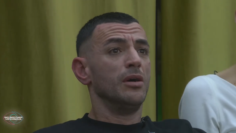 Sokol Balla mban karikaturën ku shpifet fytyra e Profetit Muhamed/ Stresi: Policia të marrë masa për ndyrësirën