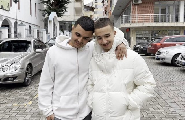 I shpëtuan jetën të riut, 2 pogradecarët dëshmojnë: Ai goditi të ëmën me brryl e u afrua pranë dritares I shpëtuan jetë të riut, 2 pogradecarët dëshmojnë: Ai goditi të ëmën me brryl e u afrua pranë dritares