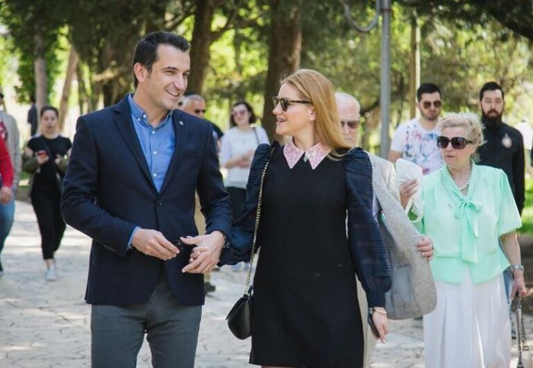 SPAK kontroll në shtëpinë e Veliajt dhe në shoqatën e Ajola Xoxës SPAK kontroll në shtëpinë e Veliajt dhe në shoqatën e Ajola Xoxës