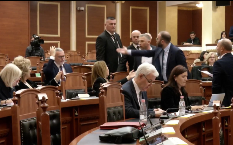 Tensione në Kuvend/ Gogu-Bardhit: Laj gojën para se të flasësh për ne