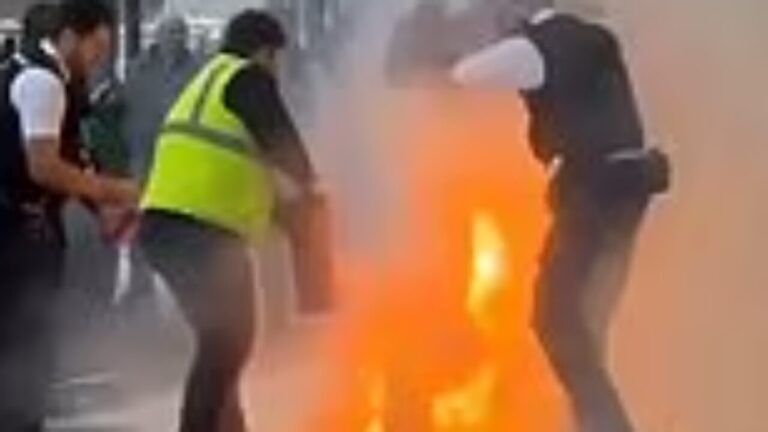 Tragjike/ Pasi debatoi me familjen, burri del për ecje dhe i vë flakën vetes në mes të qytetit Tragjike/ Pasi debatoi me familjen, burri del për ecje dhe i vë flakën vetes në mes të qytetit
