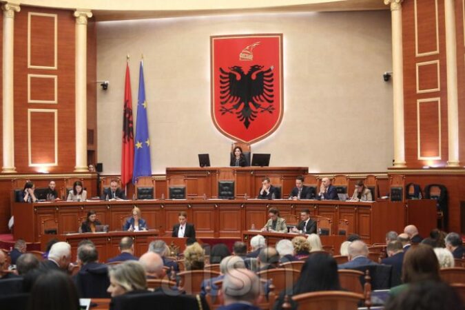 Vr*sja e Martin Canit/ Sot në Kuvend opozita në interpelancë ministren Manastirliu Vr*sja e Martin Canit/ Sot në Kuvend opozita ka thirrur në një interpelancë Manastirliun