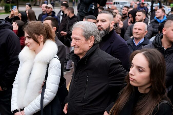 ‘Protestë elektroshok’- Zbardhen disa nga skenarët e tubimit të 23 dhjetorit, demokratët i prin Berisha