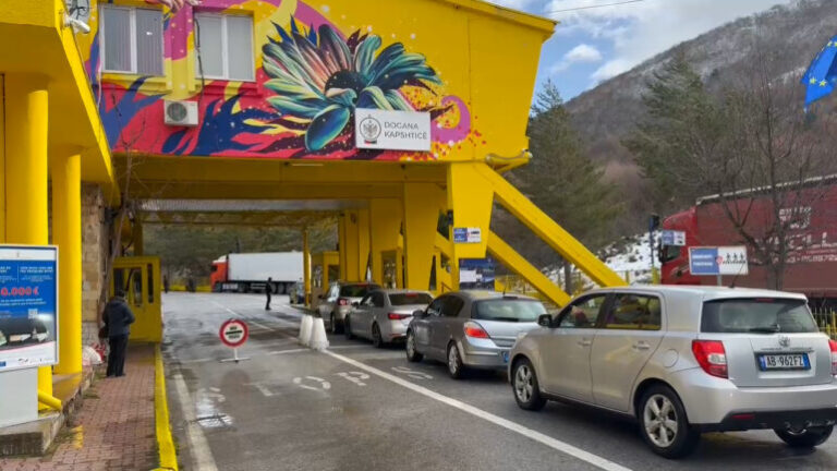 Në prag të Vitit të Ri/ Fluks në pikën kufitare të Kapshticës, 5 ditët e fundit mbi 42 mijë hyrje-dalje