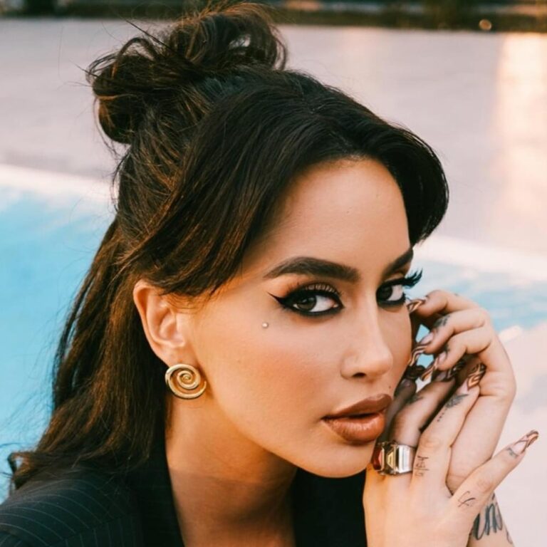 Dafina Zeqiri “nuk ngopet” me suksesin e deritanishëm. Paralajmëron koncertin madhështor Dafina Zeqiri "nuk ngopet" me suksesin e deritanishëm. Paralajmëron koncertin madhështor