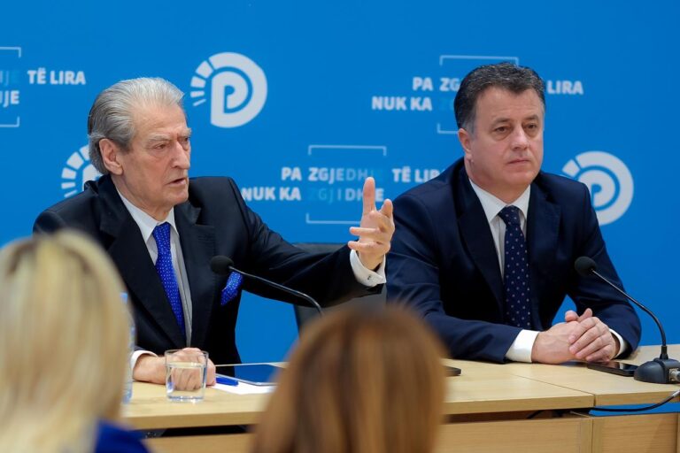 FOTOT/ Berisha ‘hakmerret’ ndaj Gaz Bardhit pas rikthimit në PD, e ‘përzë’ nga vendi që i takon