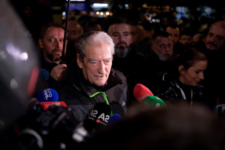‘O Sali o hero, gjithë Shqipëria ty të do’/ Ekzaltohen protestuesit, Berisha del në tubim: Asgjë nuk i ndal demokratët
