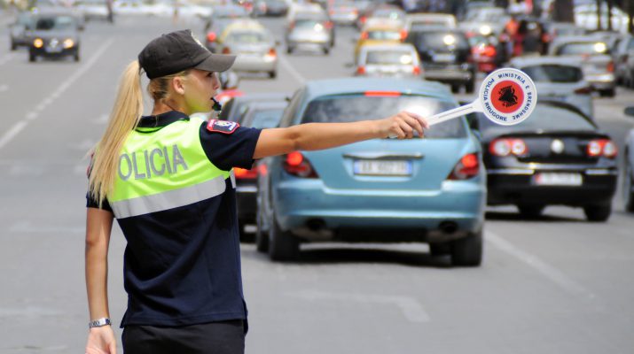 ‘Rrugorja’ e Tiranës me dorë “të hekurt”/ Arrestohen 3 persona, mes tyre edhe një 29-vjeçare 'Rrugorja' e Tiranës me dorë "të hekurt"/ Arreston 3 persona, mes tyre edhe një 29-vjeçare