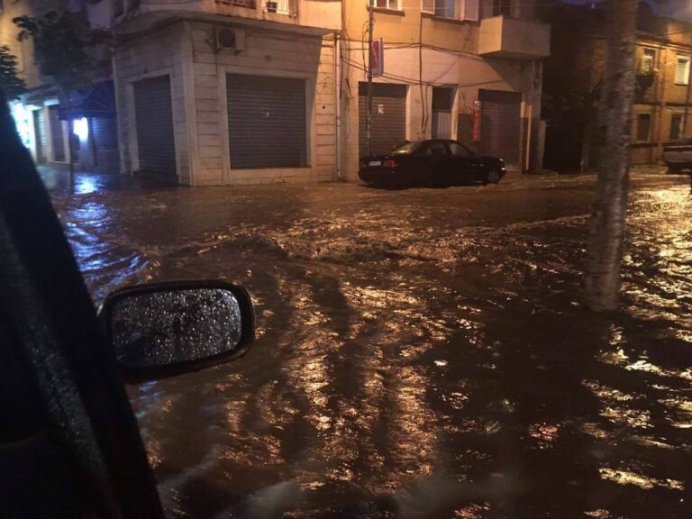 Përkeqësimi i motit/ Durrësi në prag “të fundosjes” Përkeqësimi i motit/ Durrësi në prag "të fundosjes"