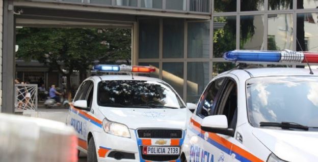 Ju gjet lëndë e dyshuar narkotike kannabis, arrestohet 19-vjeçari në Tiranë Ju gjet lëndë e dyshuar narkotike kannabis, arrestohet 19-vjeçari në Tiranë