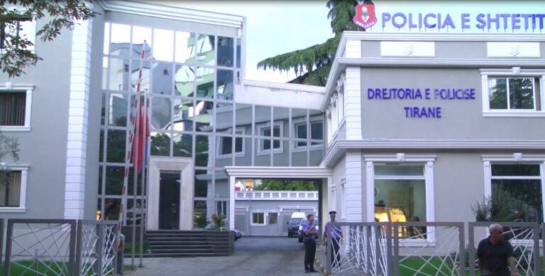 Ushtruan dh*në ndaj familjarëve të tyre, arrestohen 2 persona në Tiranë Ushtruan dhunë ndaj familjarëve të tyre, arrestohen 2 persona në Tiranë
