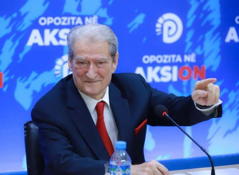 Demokratët "e dogjën" darkën festive me këngën e tij, Berisha: Më bukur kërcyen...