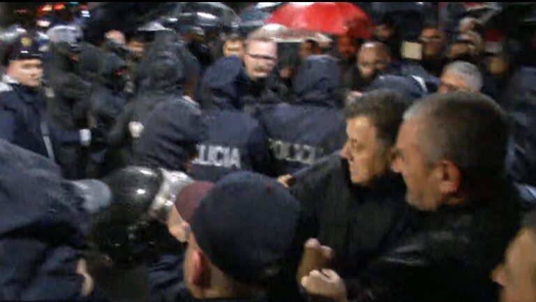 Shikoni momentin/ Flamur Noka godet me grusht në fytyrë shefin e Policisë në protestë, tensione të ashpra