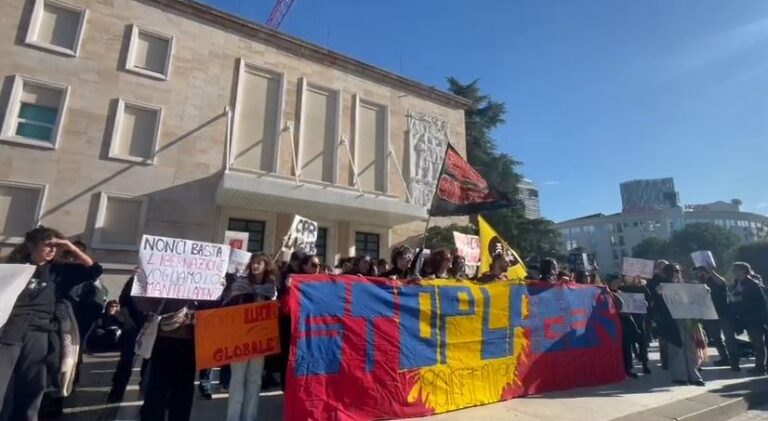 Protestë para Kryeministrisë kundër kampeve të emigrantëve/ Pritet që tubimi të zhvendoset para ambasadës Italiane
