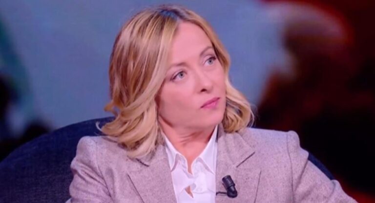Meloni: Italia do të respektojë angazhimet ndaj NATO-s, por investimet në mbrojtje duhet të mbeten në vend Qendrat për emigrantët/Meloni: Do ta gjej zgjidhjen! Nuk marr angazhime që s'mund t’i përmbush