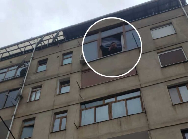 “Nuk më do njeri, do hidhem”/ Panik në mes të qytetit, policia e urgjenca mbërrin me shpejtësi