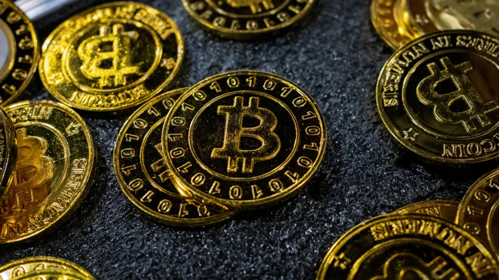 ​Çmimi i Bitcoin arrin 100,000 dollarë për herë të parë