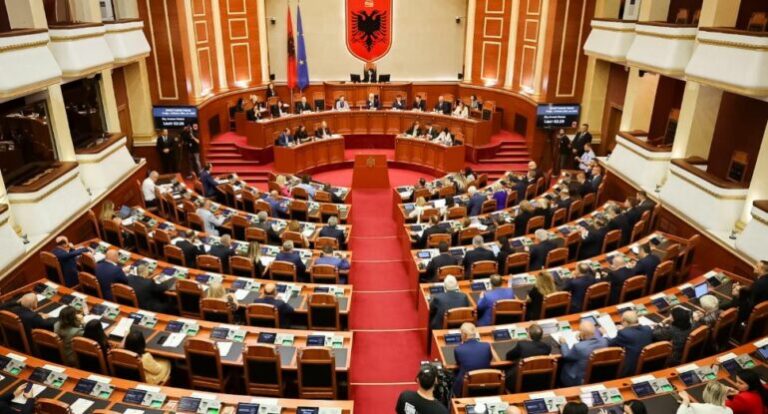 Mazhoranca rrëzon me 72 vota kundër 2 amendamentet e propozuara nga Berisha në Kuvend