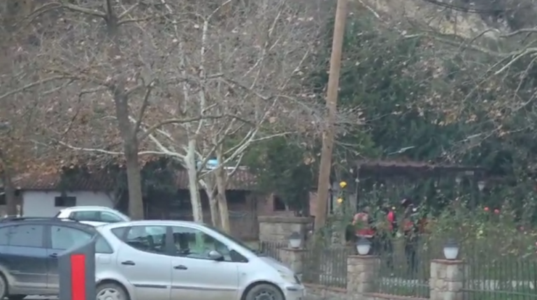 Tronditet Ndroqi, vrasje brenda një lokali. Viktima pinte kafe. Autori lëvizte në këmbë, më pas mori Benz-in dhe…