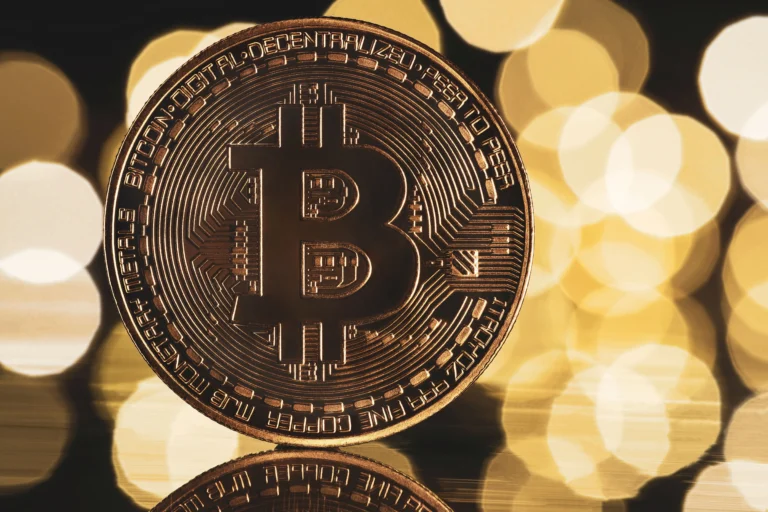 ​Çmimi i Bitcoin arrin 100,000 dollarë për herë të parë