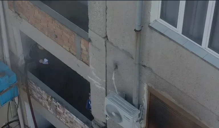 Përfshihet nga flakët një apartament. Ja për çfarë dyshohet LAJM I FUNDIT/ Përfshihet nga flakët një apartament. Dalin detajet e para