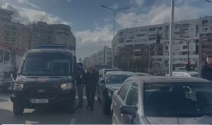 Vajza përjetoi momente tmerri, disa persona e dh*nuan në derë të shtëpisë. Policia: Është kyçur, nuk pranon të dalë