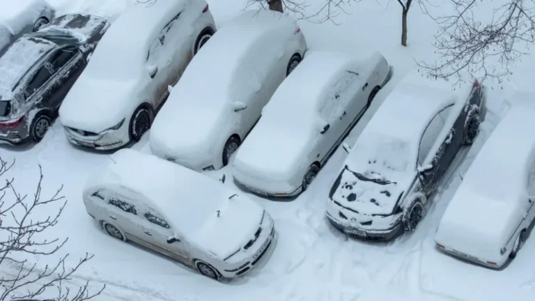Vendi mbërthehet nga moti i acartë. Qeveria ndalon qarkullimin në disa akse rrugore, mbyllen disa shkolla