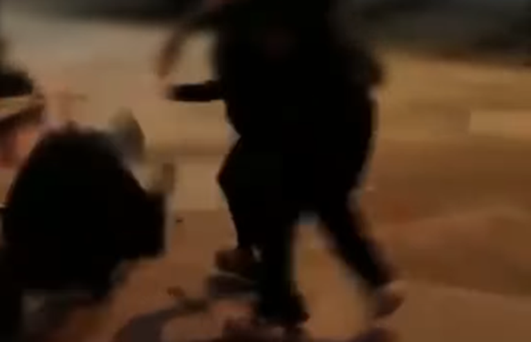 Pamje shokuese/ Plas grushti mes vajzave. E merr për flokësh dhe e plas në tokë, shoqet shijojnë “spektaklin”