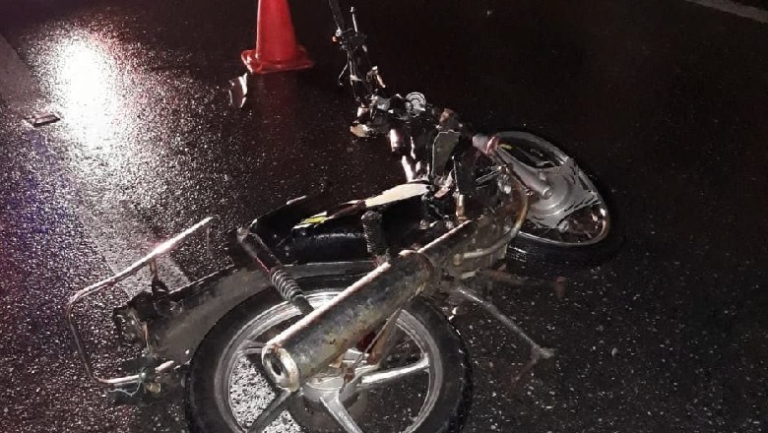 E rëndë/ Makina merr përpara motorin. Ndërron jetë një person