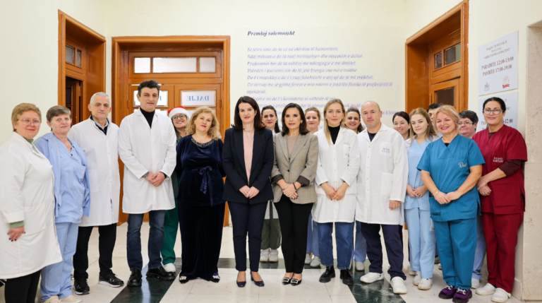 Viziton fëmijët e parë të vitit 2025/ Ministrja Koçiu: Bonusi i bebes për 10 foshnje që erdhën në jetë në dy maternitete