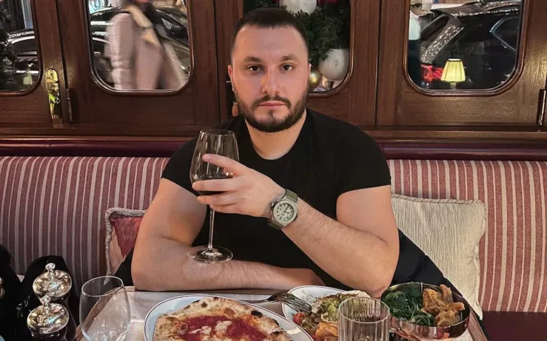 “Sheiku lezhjan” kryeson mediat britanike: Hajduti shqiptar luan me qeverinë. Feston në klube teksa pret azilin “Sheiku lezhjan” kryeson mediat britanike: Hajduti shqiptar luan me qeverinë. Feston në klube teksa pret azilin