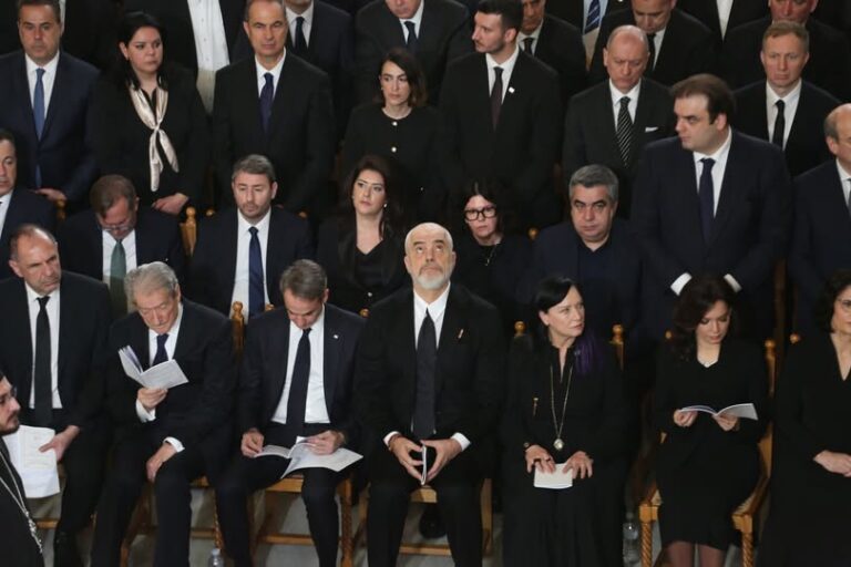 Mes politikës dhe besimit/ Rama me sytë nga qielli në lamtumirën e fundit të Kryepeshkopit Janullatos Mes politikës dhe besimit/ Rama me sytë nga qielli në lamtumirën e fundit të Kryepeshkopit Janullatos