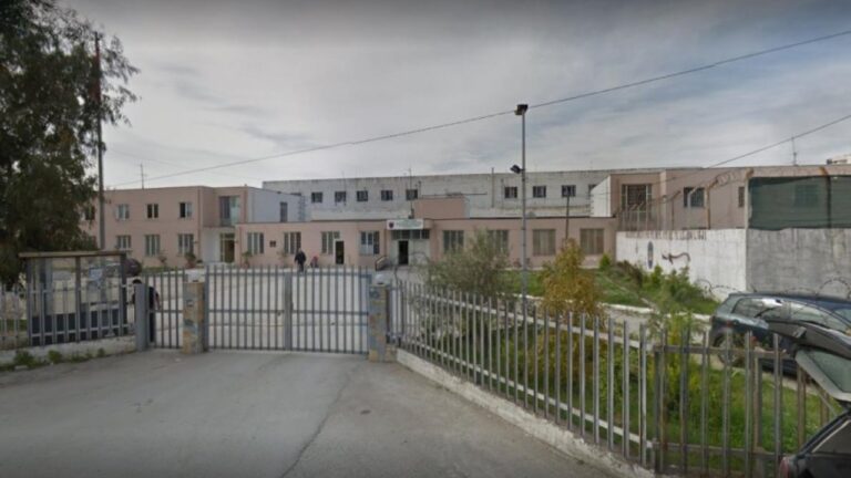 Shpërthejnë ujërat e zeza në burg, përmbyten qelitë në Durrës