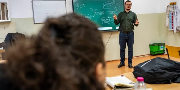 “Ëndërr e lënë në gjysmë”/ Njihuni me 50-vjeçaren nga Kosova që është në klasë të parë Nuk është kurrë vonë/ Njihuni me 50-vjeçaren nga Kosova që është në klasë të parë