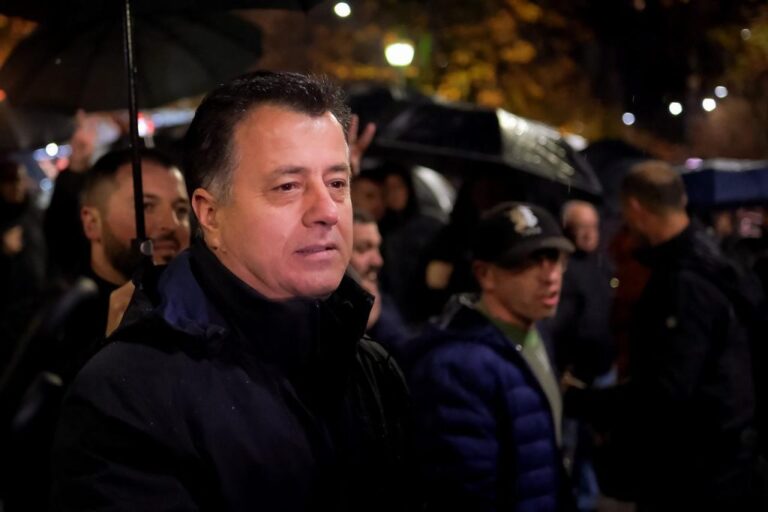 Flamur Noka i del në mbrojtje Berishës: Për të pirë kafe me Dumanin duhet të paraqitet në SPAK?