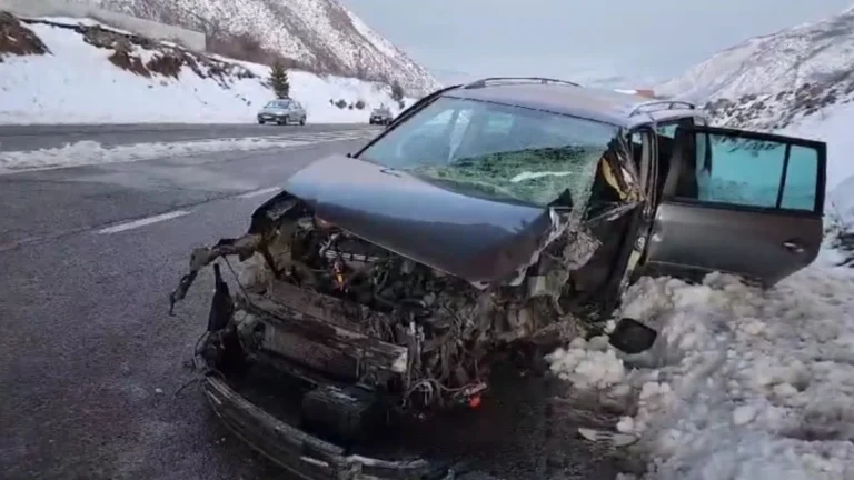 Aksident i rëndë/ Makina përplaset me kolonën e bëhet copash. Shoferi në gjendje kritike