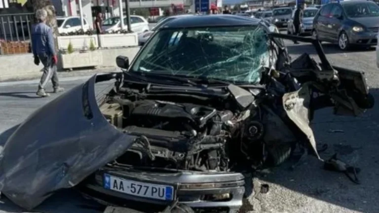 Aksident i trefishtë në Elbasan/ Tre të pla*osur, një prej tyre në gjendje të rëndë