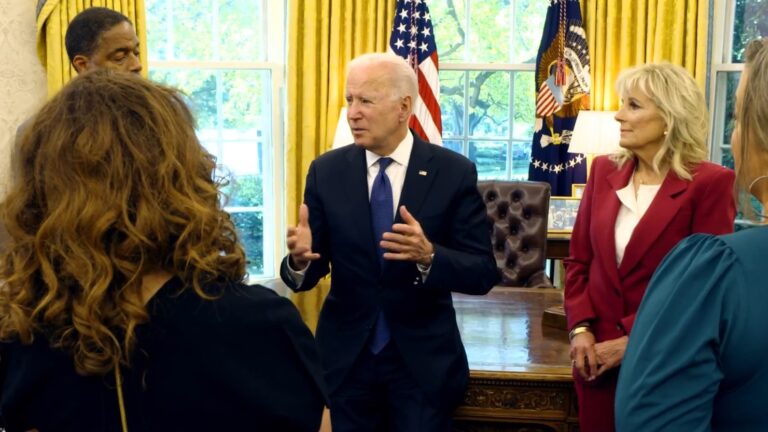 Pak orë para largimit, Joe Biden nxjerr videon më emocionuese se kurrë nga Zyra Ovale