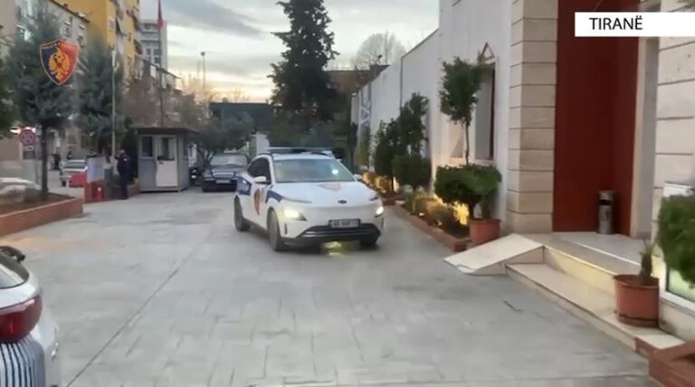 Shisnin dr*gë pranë një shkolle, dy të arrestuar në Tiranë Shisnin dr*gë pranë një shkolle, dy të arrestuar në Tiranë