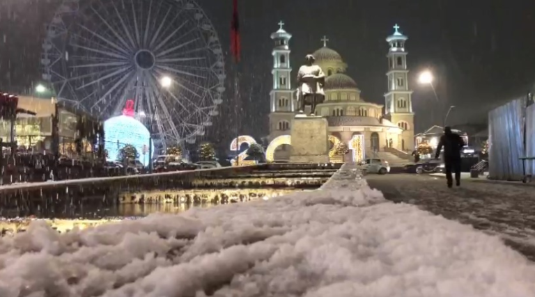 Korça vijon të jetë nën petkun e trashë të dëborës. Ja si paraqitet situata