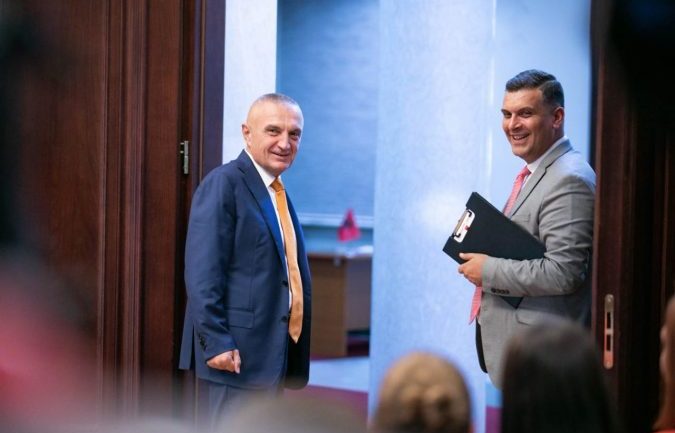 Arizaj: Blushi duhet t’ia lirojë karrigën Metës Braimllari u shfaq i gatshëm për të punuar me PS/ Blushi thumbon: Sufllaqexhiu u vetëshpall meme