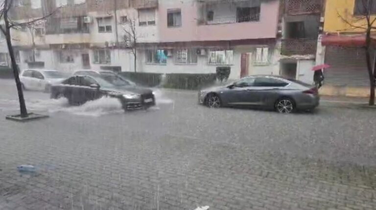 Reshje intensive shiu në Durrës, përmbytet zona rreth stadiumit