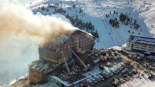 Zjarri në resortin e skive/ Shkon në 76 numri i të vd*kurve. Turqia shpall sot ditë zie kombëtare Zjarri në resortin e skive/ Shkon në 76 numri i të vd*kurve. Turqia shpall sot ditë zie kombëtare