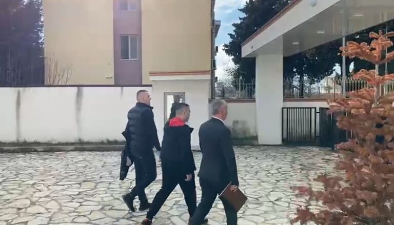 “Arrest me burg” për dy të dyshuarit e mas*krës së Dobraçit, Samuel Troshani dhe Izmir Sakica