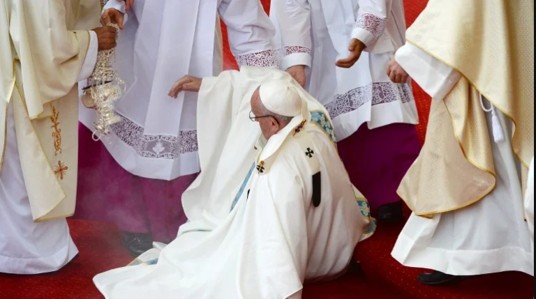 Rrëzohet Papa Françesku, hera e dytë brenda disa ditësh. Detajet nga gjendja e tij