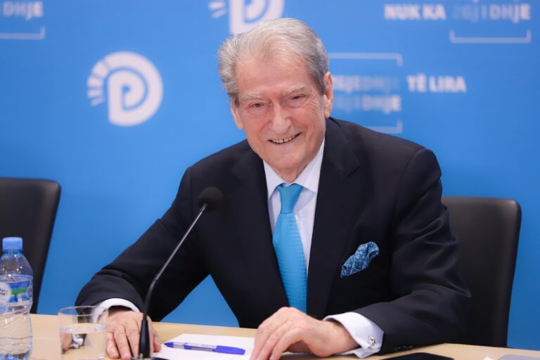 TIRANË- Kryedemokrati  Sali Berisha ditën e sotme u ka bërë thirrje demokratëve për mosbindje civile, për shkak të përdorimit të shtetit elektoral për dhunimin e votës së shqiptarëve.