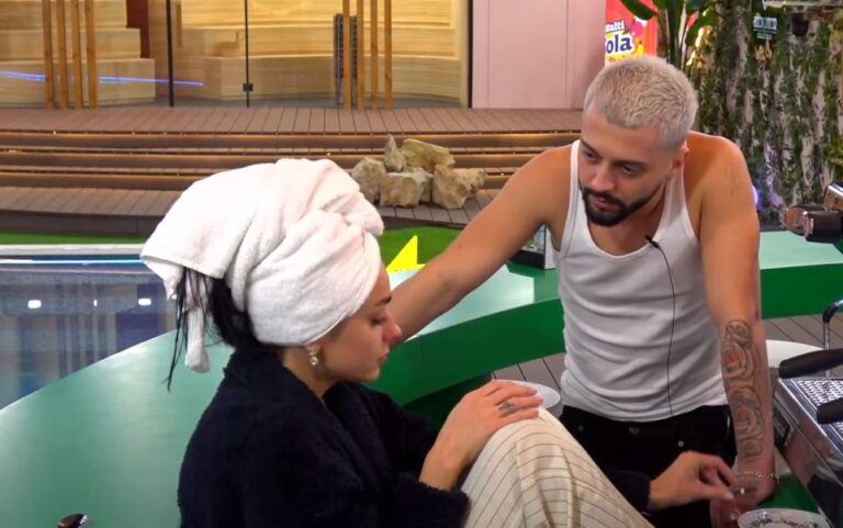 “Hey s*ksi”/ Egli “i tërheq veshin” Gjestit: Mos më thuaj më ashtu kur jam në dush