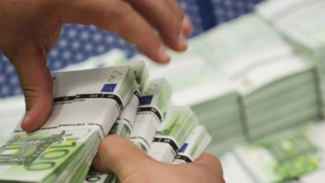 Rënia e euros, qeveria kursen 40 mln euro nga interesat e borxhit më 2024