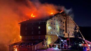 Tragjike/ Përfshihet nga flakët hoteli në një vendpushimi skish në Turqi, 10 viktima dhe mbi 30 të lënduar