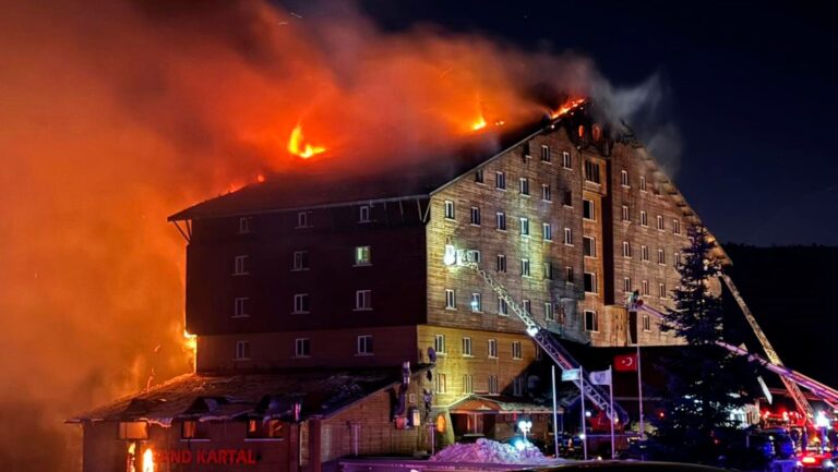 Tragjike/ Përfshihet nga flakët hoteli në një vendpushimi skish në Turqi, 10 viktima dhe mbi 30 të lënduar